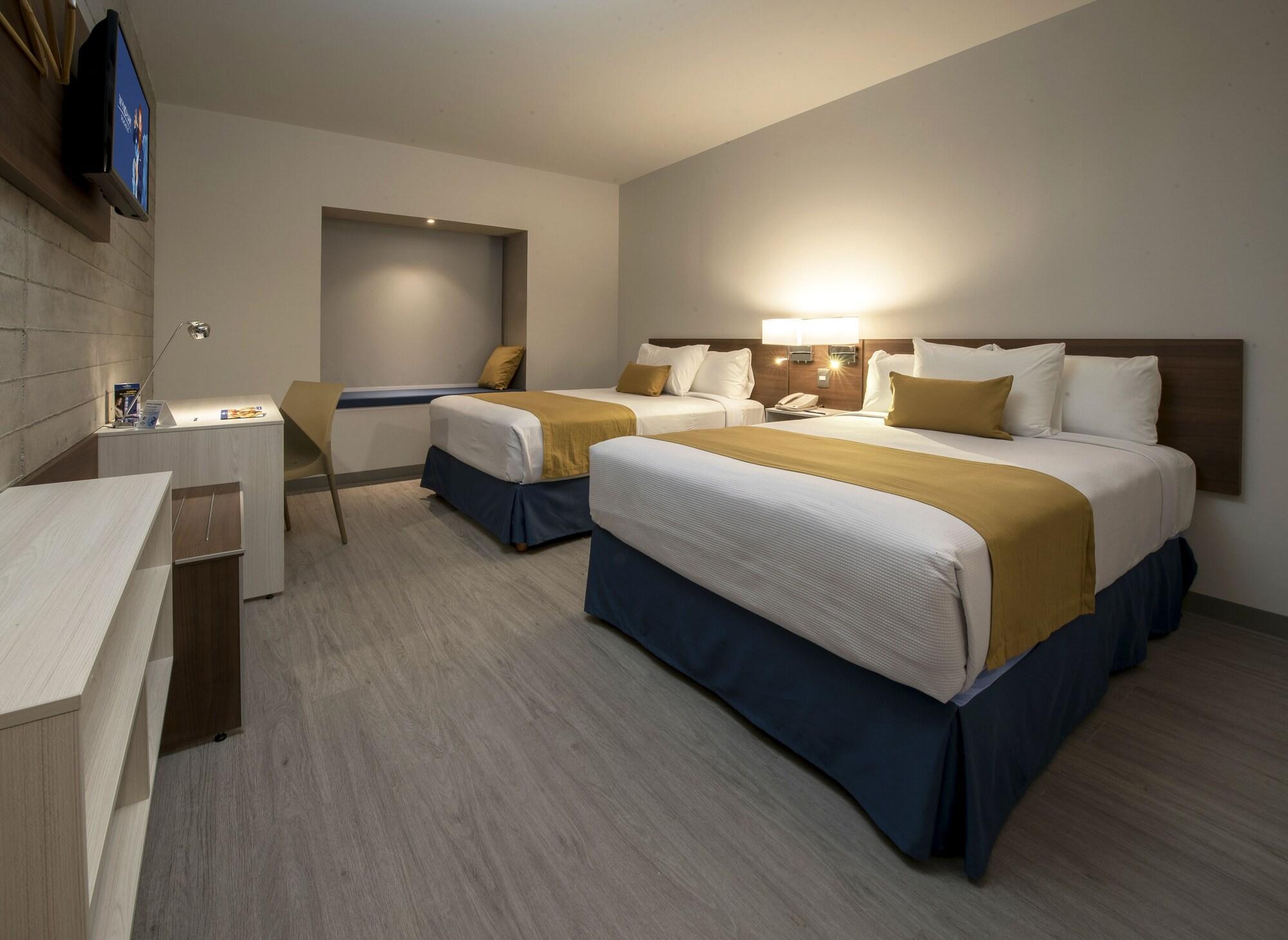 Microtel Inn & Suites By Wyndham Irapuato Bagian luar foto