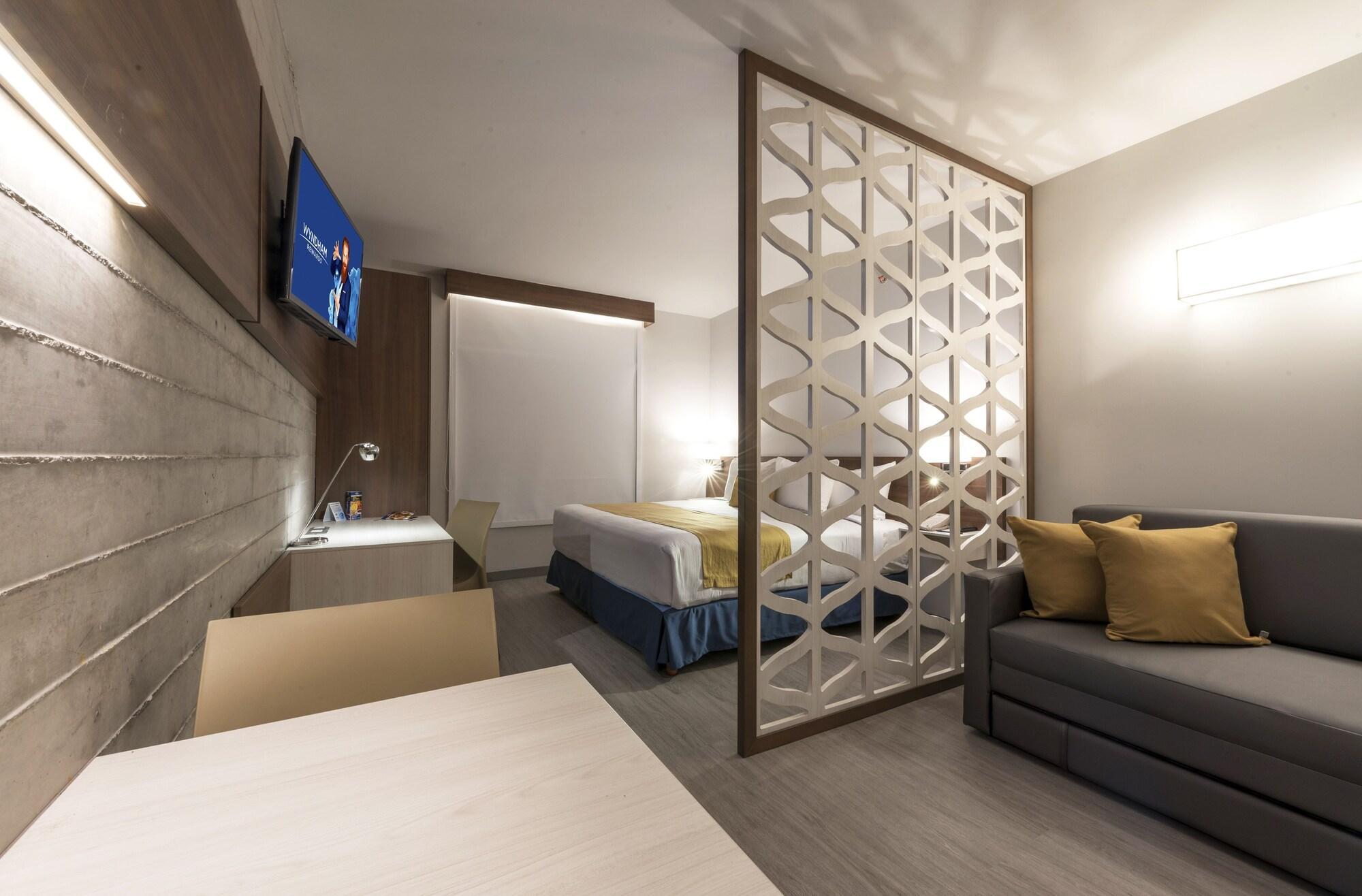 Microtel Inn & Suites By Wyndham Irapuato Bagian luar foto