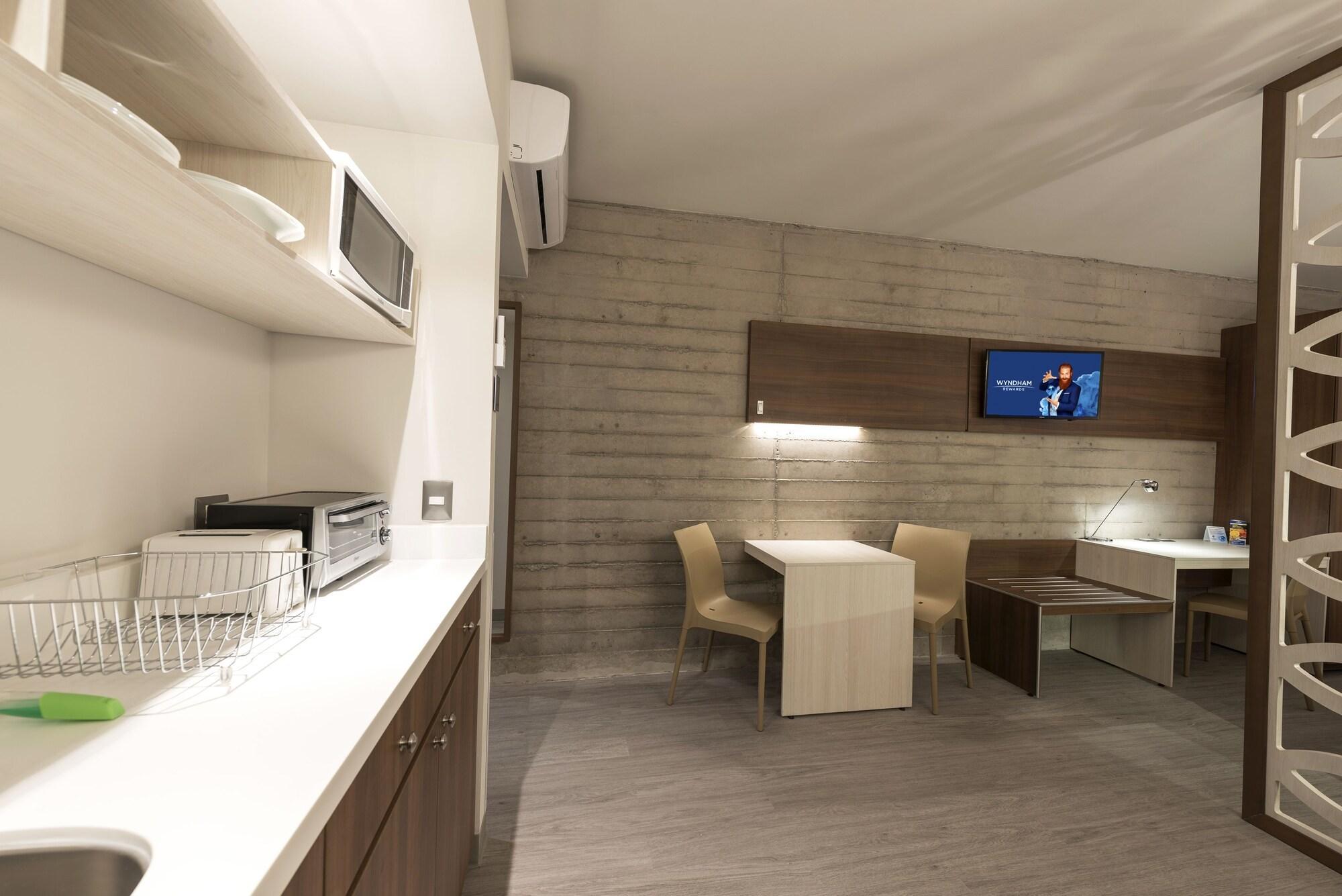 Microtel Inn & Suites By Wyndham Irapuato Bagian luar foto