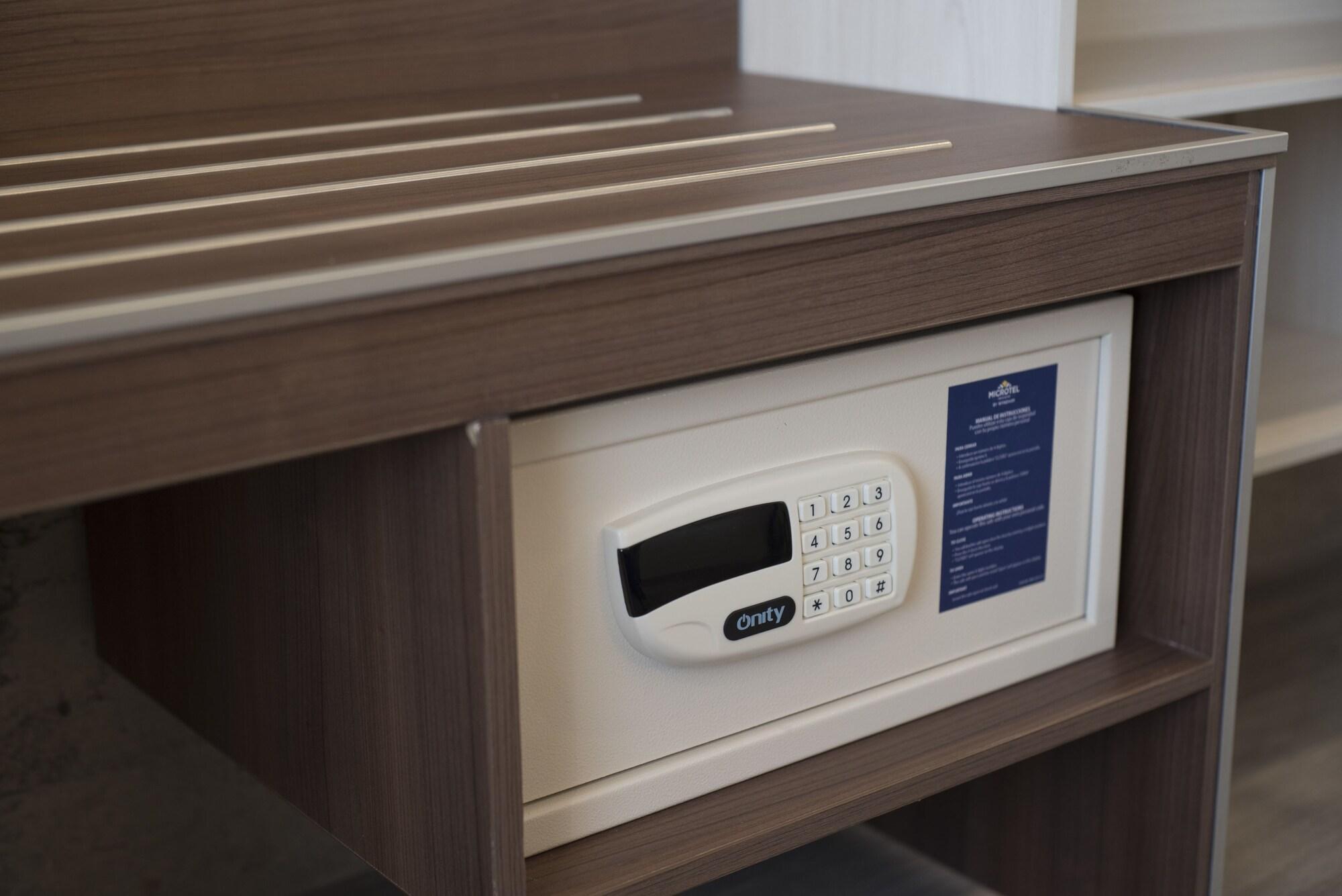 Microtel Inn & Suites By Wyndham Irapuato Bagian luar foto