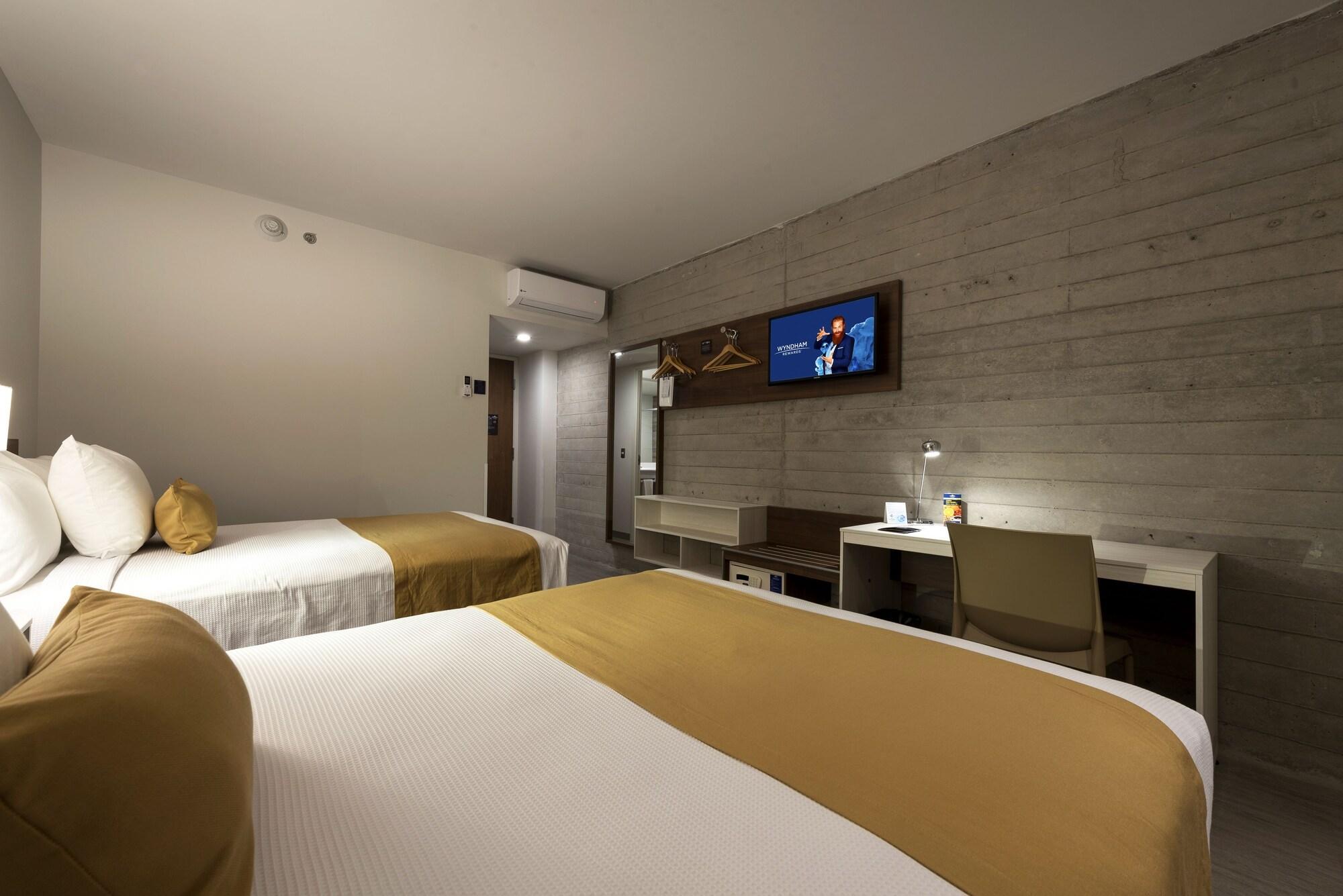 Microtel Inn & Suites By Wyndham Irapuato Bagian luar foto