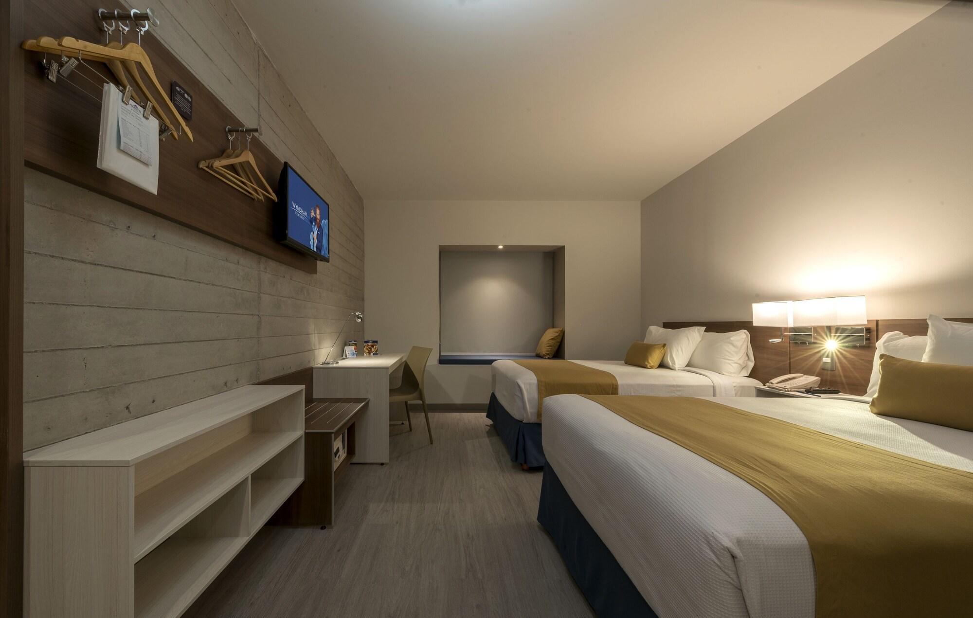 Microtel Inn & Suites By Wyndham Irapuato Bagian luar foto