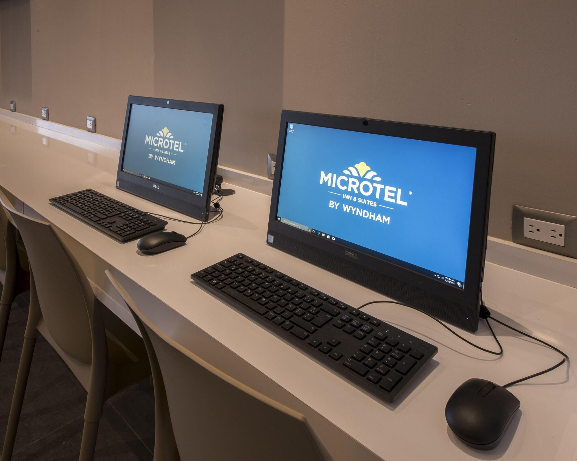 Microtel Inn & Suites By Wyndham Irapuato Bagian luar foto