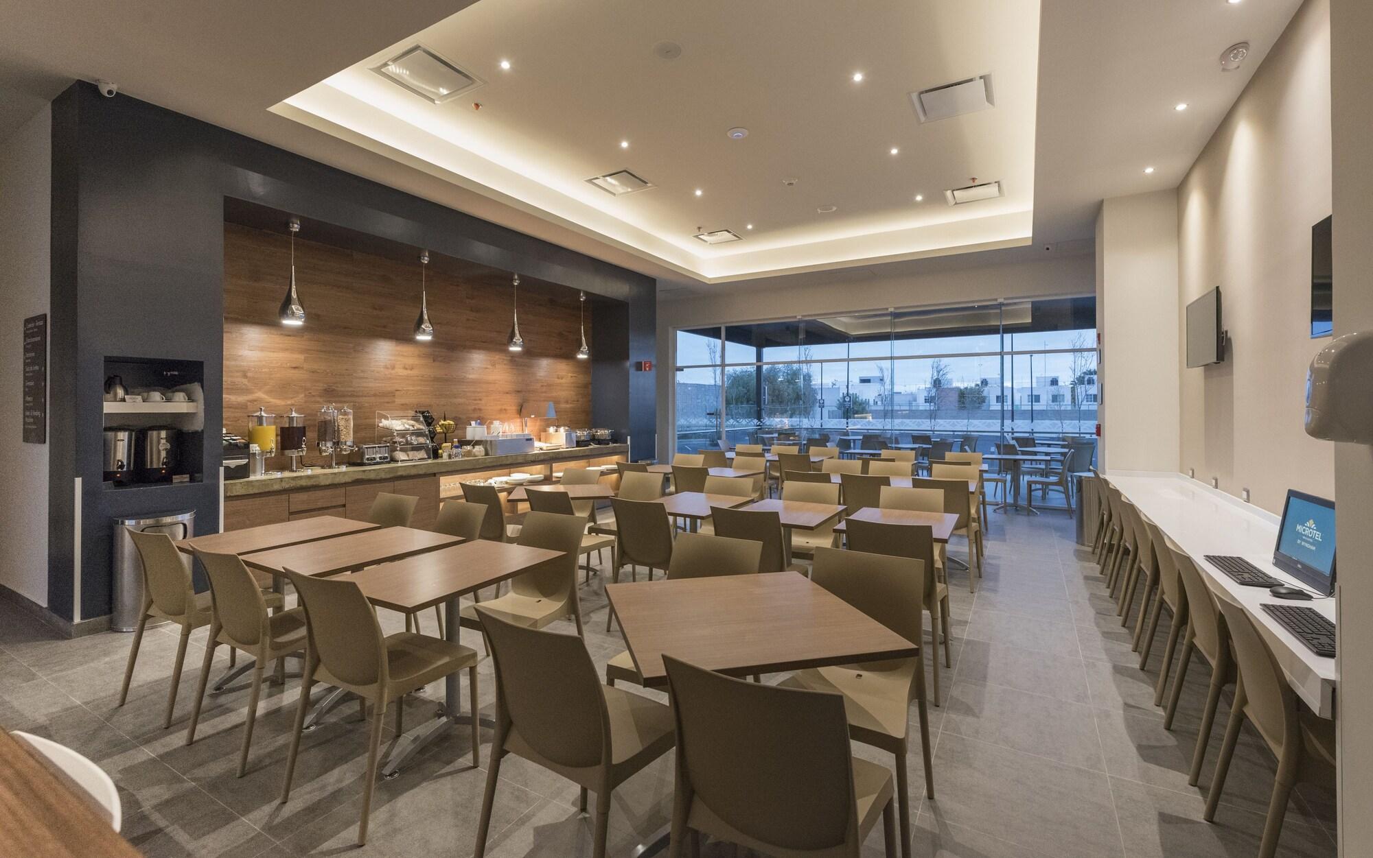 Microtel Inn & Suites By Wyndham Irapuato Bagian luar foto