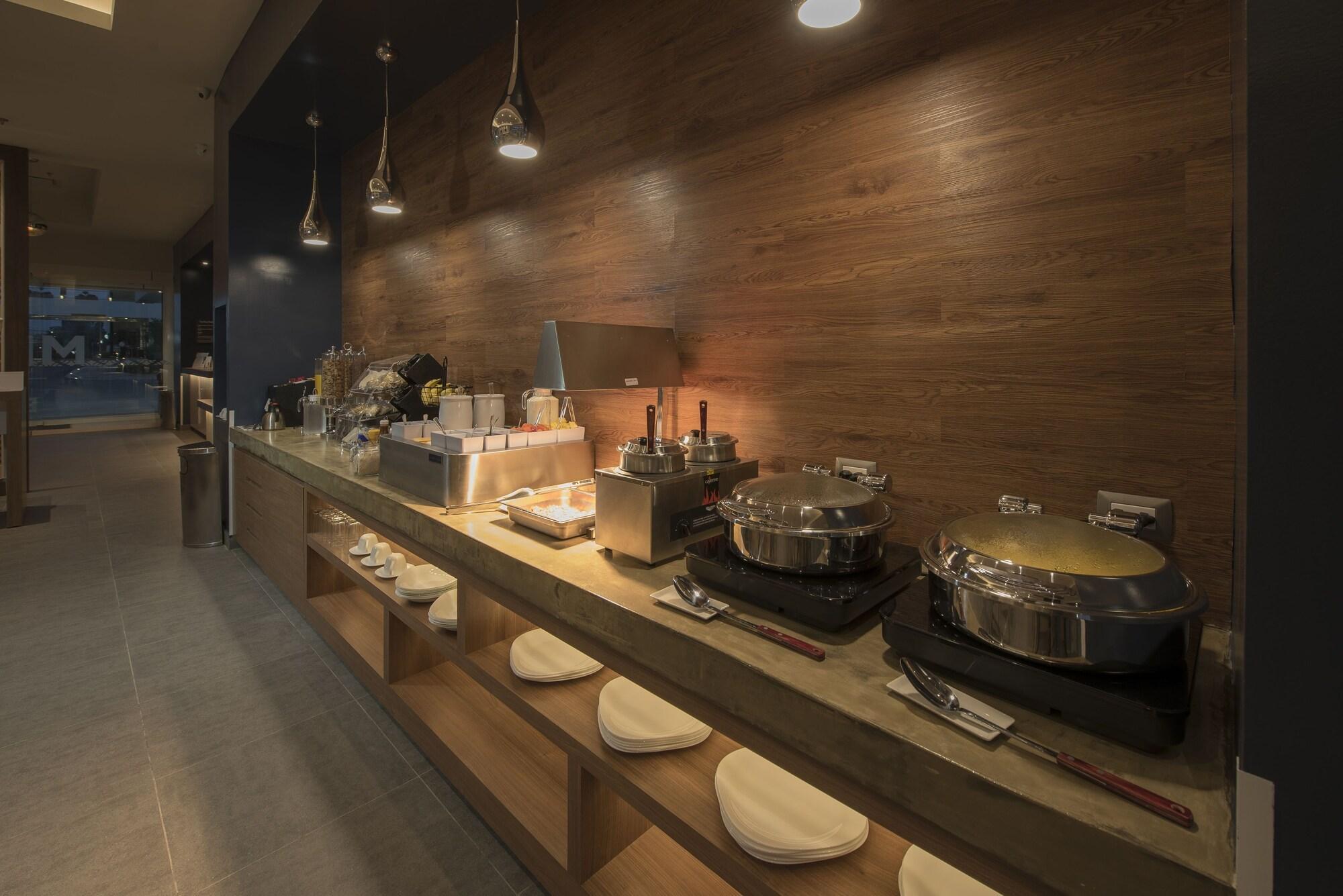 Microtel Inn & Suites By Wyndham Irapuato Bagian luar foto