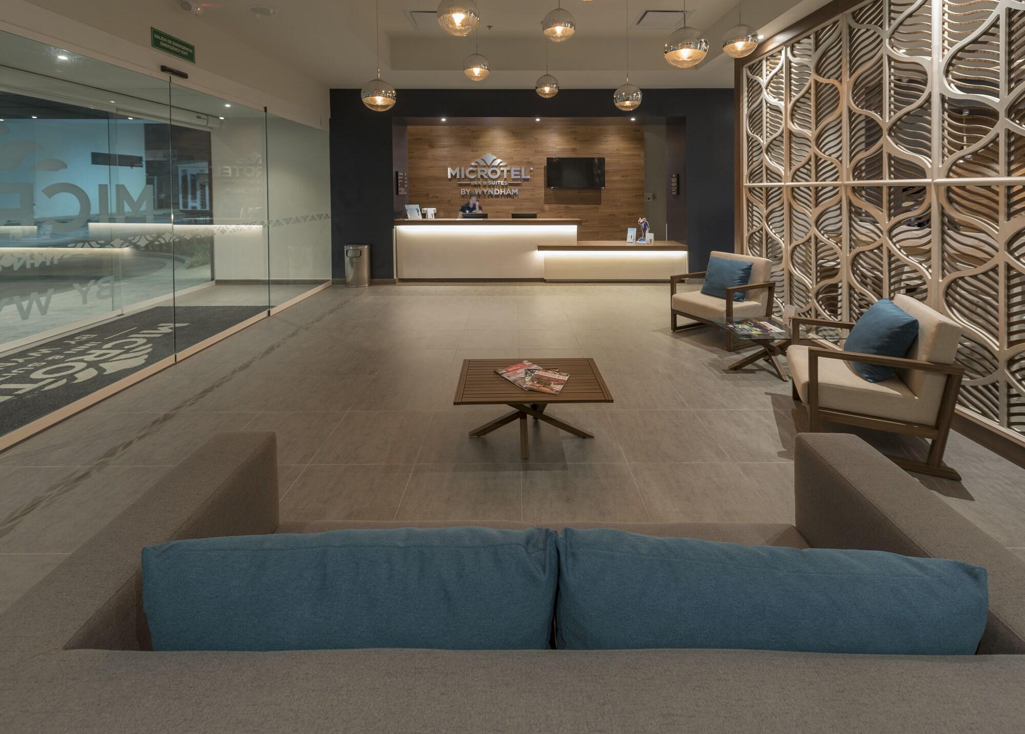 Microtel Inn & Suites By Wyndham Irapuato Bagian luar foto