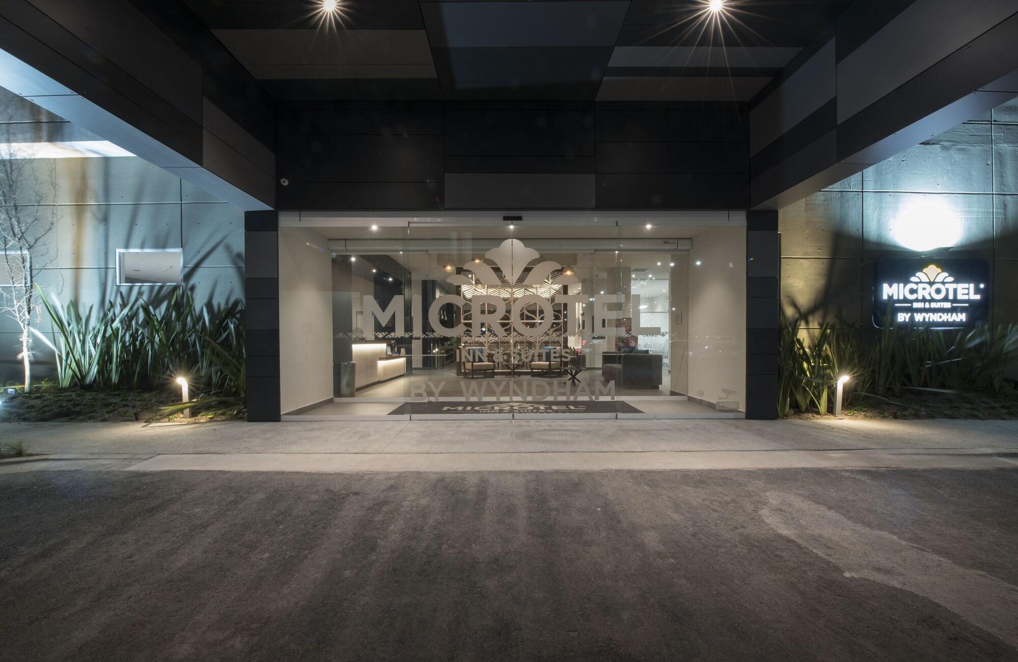 Microtel Inn & Suites By Wyndham Irapuato Bagian luar foto