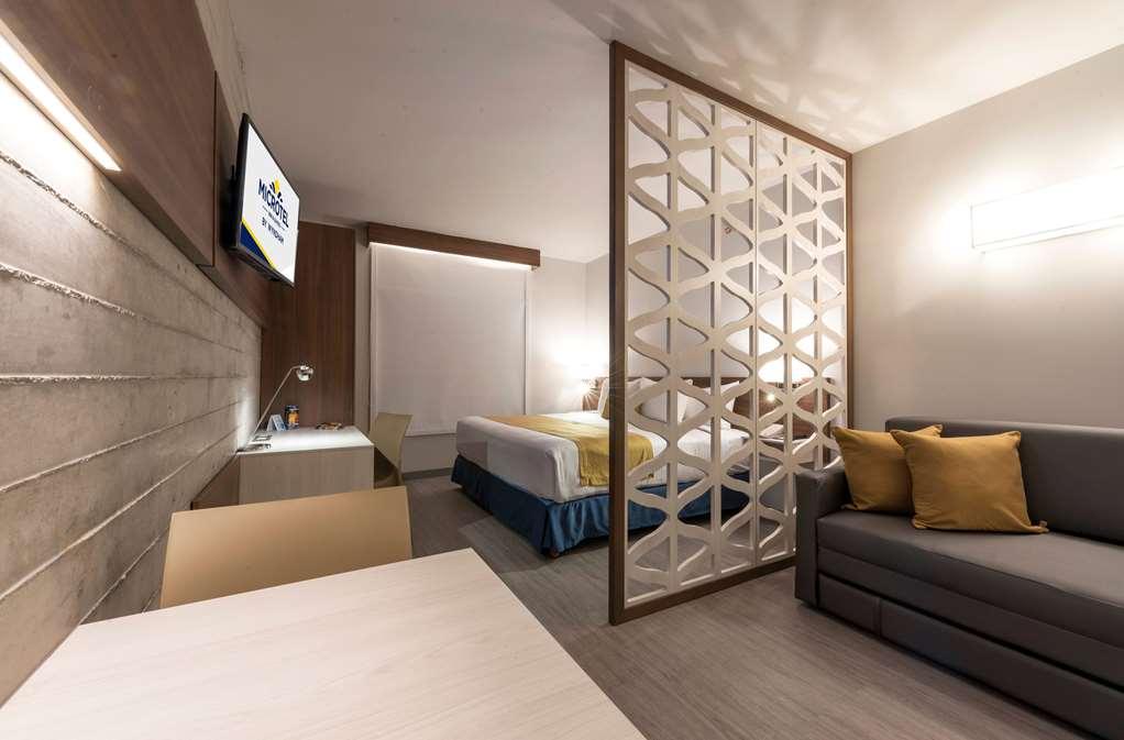 Microtel Inn & Suites By Wyndham Irapuato Ruang foto