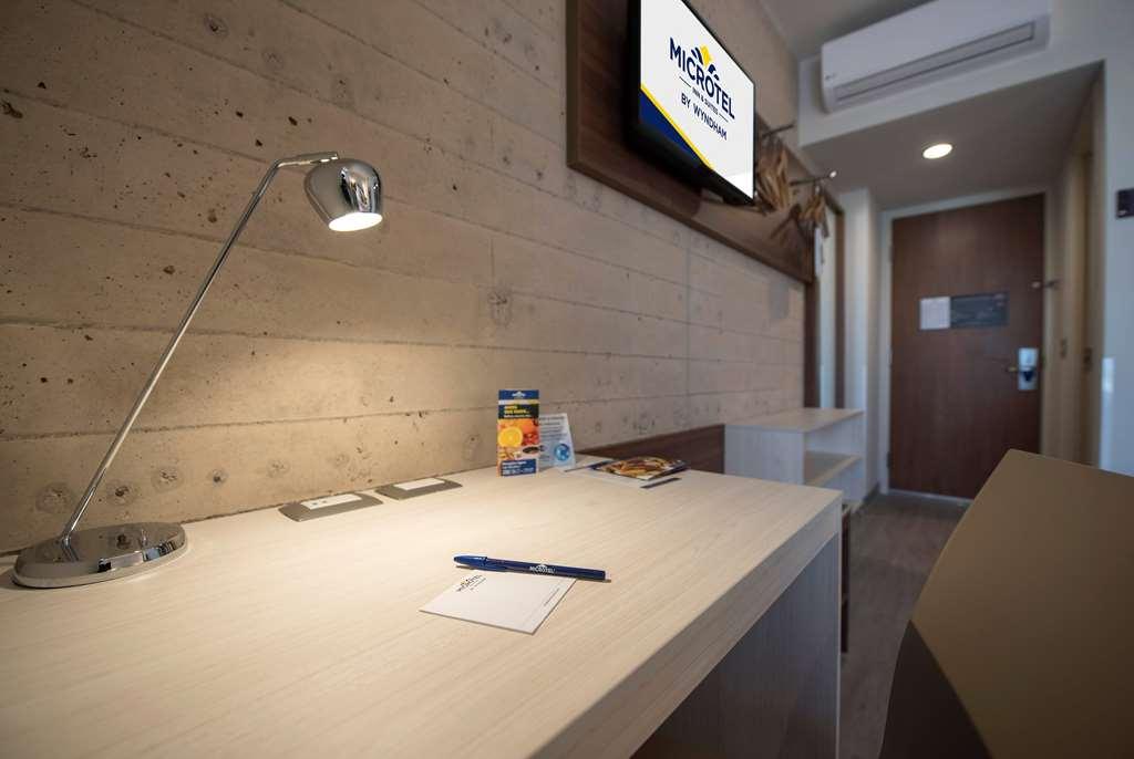 Microtel Inn & Suites By Wyndham Irapuato Ruang foto