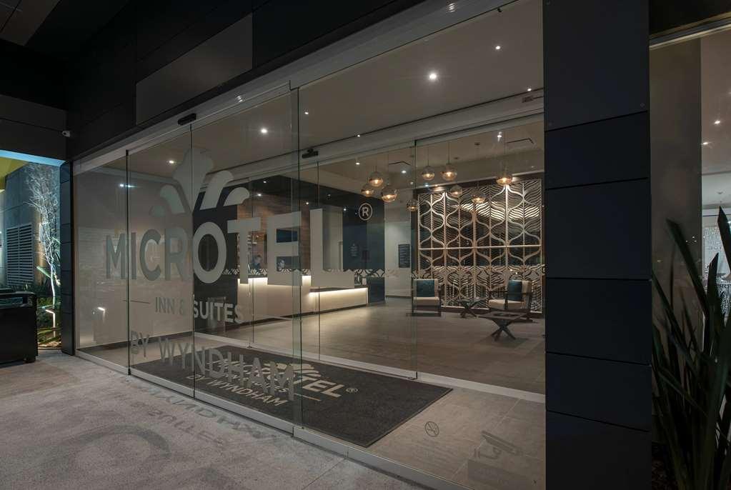 Microtel Inn & Suites By Wyndham Irapuato Bagian luar foto