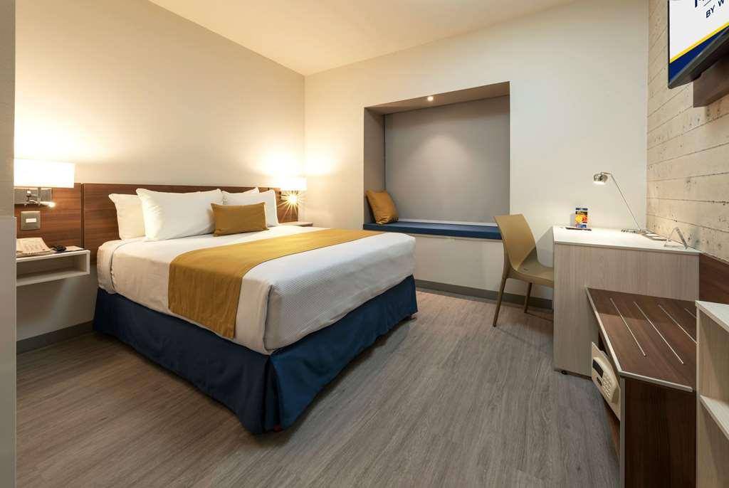 Microtel Inn & Suites By Wyndham Irapuato Ruang foto