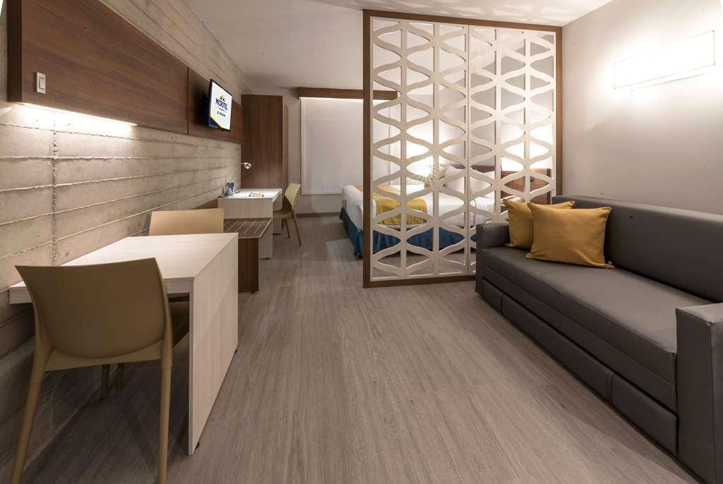 Microtel Inn & Suites By Wyndham Irapuato Ruang foto