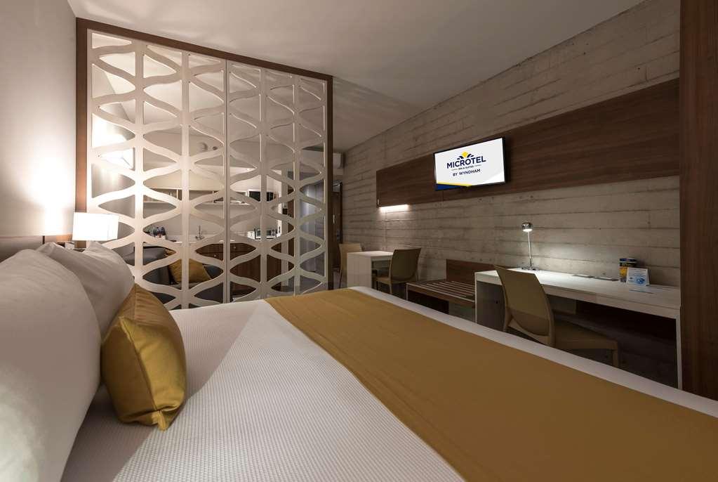 Microtel Inn & Suites By Wyndham Irapuato Ruang foto