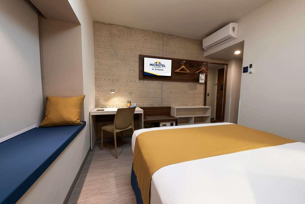 Microtel Inn & Suites By Wyndham Irapuato Ruang foto