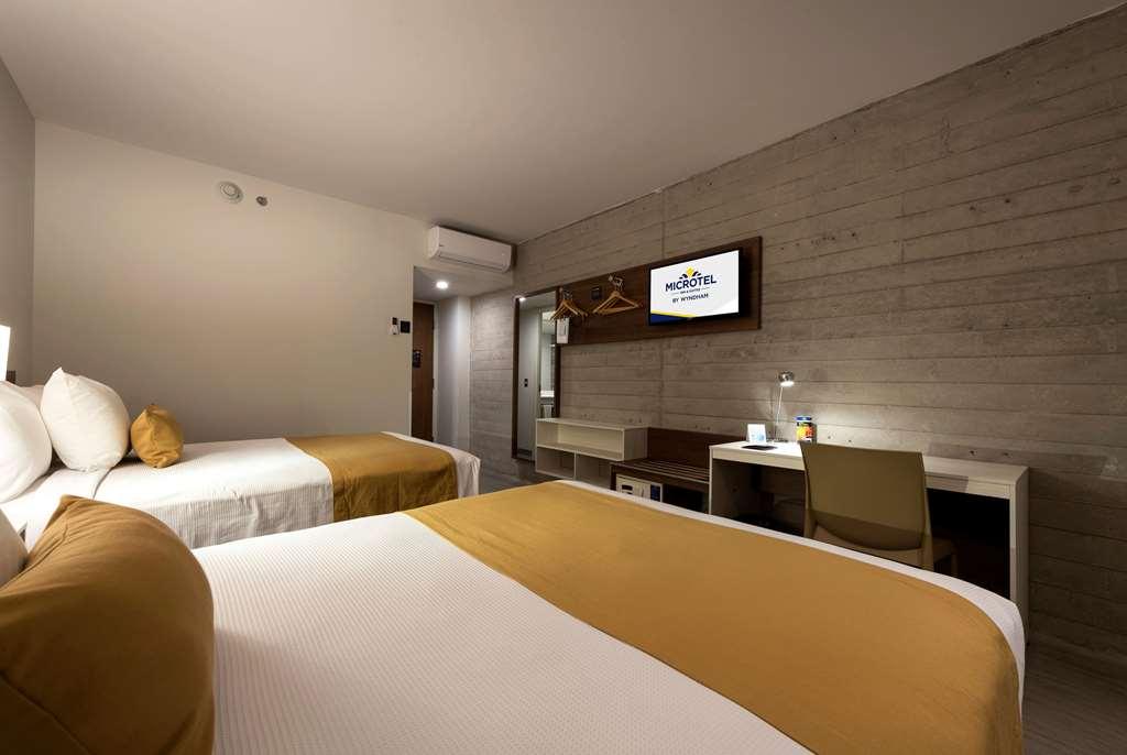 Microtel Inn & Suites By Wyndham Irapuato Ruang foto