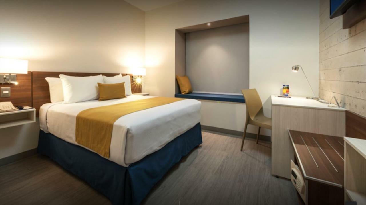 Microtel Inn & Suites By Wyndham Irapuato Bagian luar foto