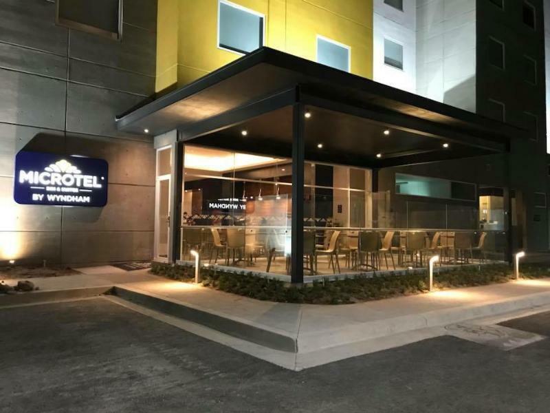 Microtel Inn & Suites By Wyndham Irapuato Bagian luar foto