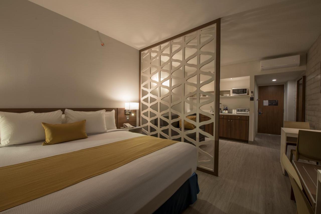 Microtel Inn & Suites By Wyndham Irapuato Bagian luar foto
