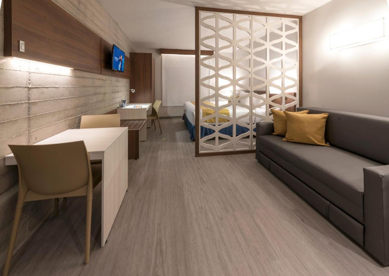 Microtel Inn & Suites By Wyndham Irapuato Bagian luar foto