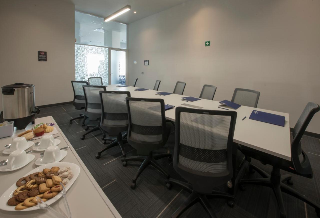 Microtel Inn & Suites By Wyndham Irapuato Bagian luar foto