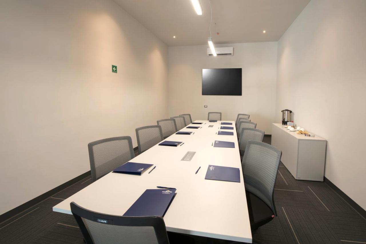Microtel Inn & Suites By Wyndham Irapuato Bagian luar foto